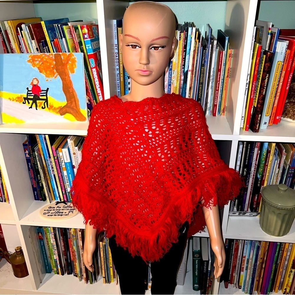 GIRL’S red, knit 🧶 poncho, perfect for Holiday photos and celebrations